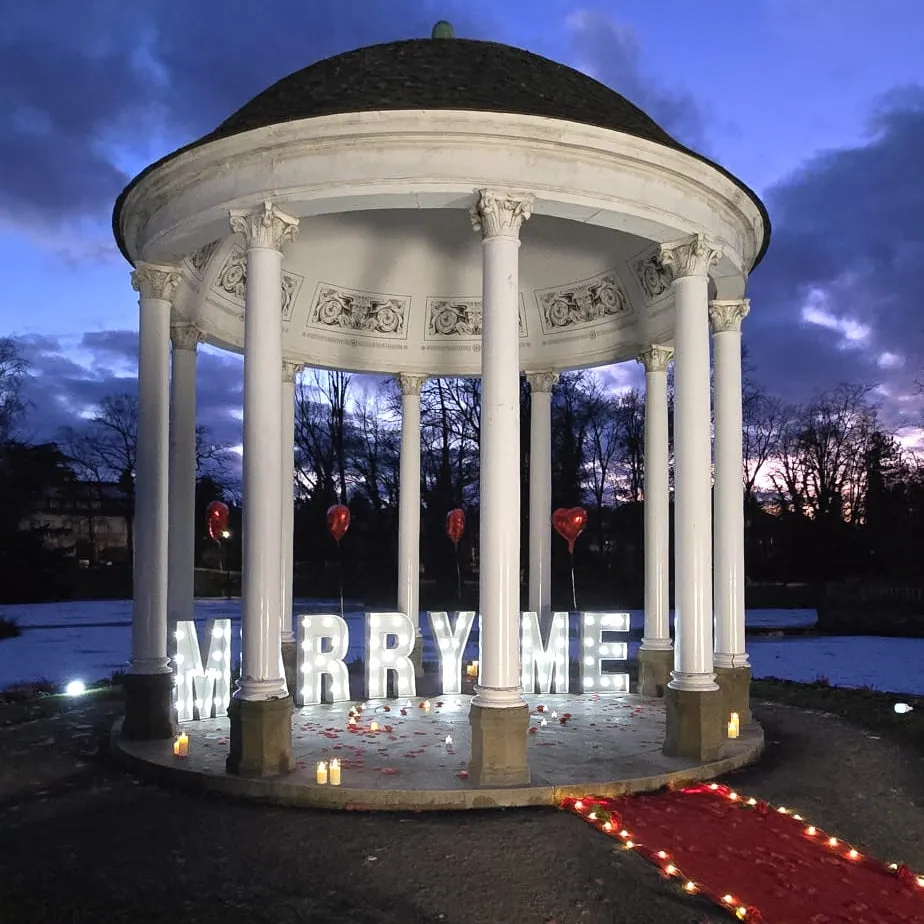 Broadway : MARRY ME en lettres géantes de 74 cm lumineuses — demande en mariage à Strasbourg