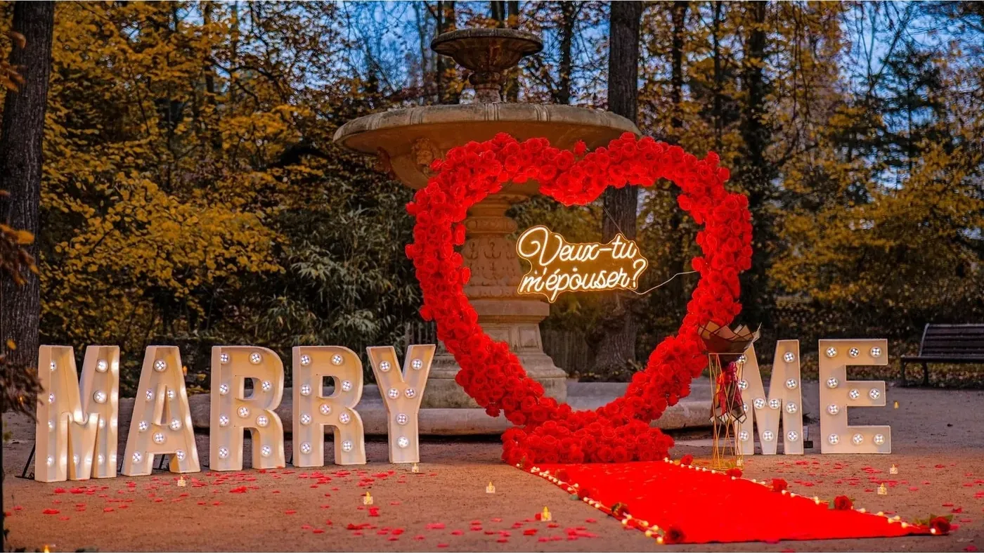 Émotion : Arche en cœur fleuri avec lettres géantes MARRY ME — demande en mariage à Strasbourg