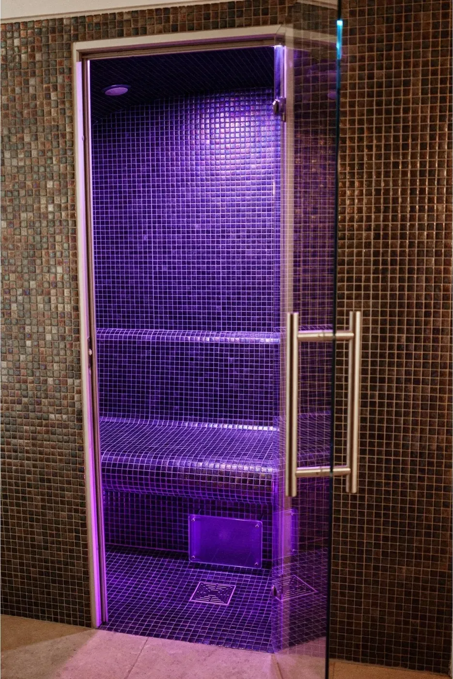 Mise en scène romantique dans un loft privatif avec jacuzzi, sauna et hammam — photo 3