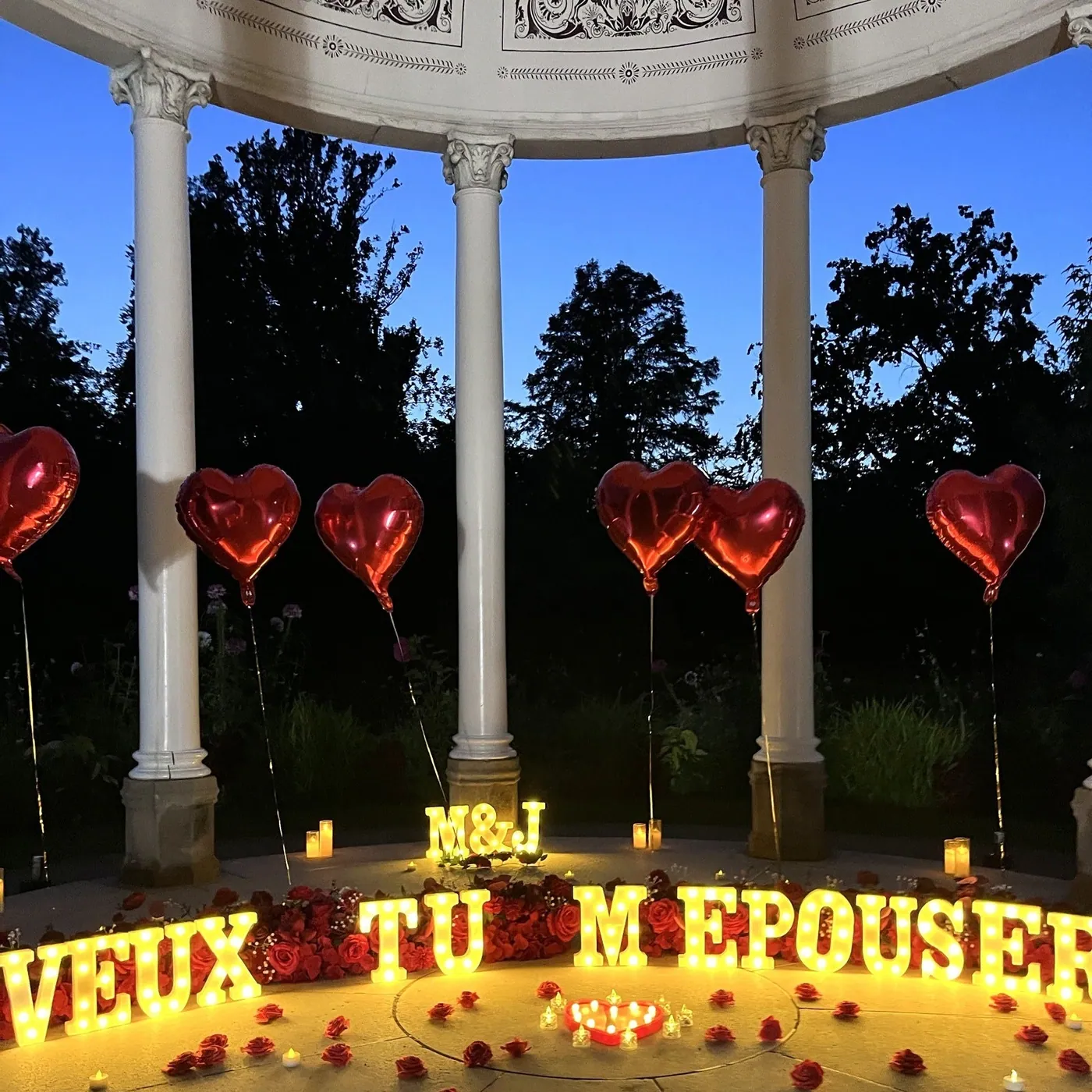 Love You : Lettres lumineuses avec langue au choix et décoration romantique — demande en mariage à Strasbourg