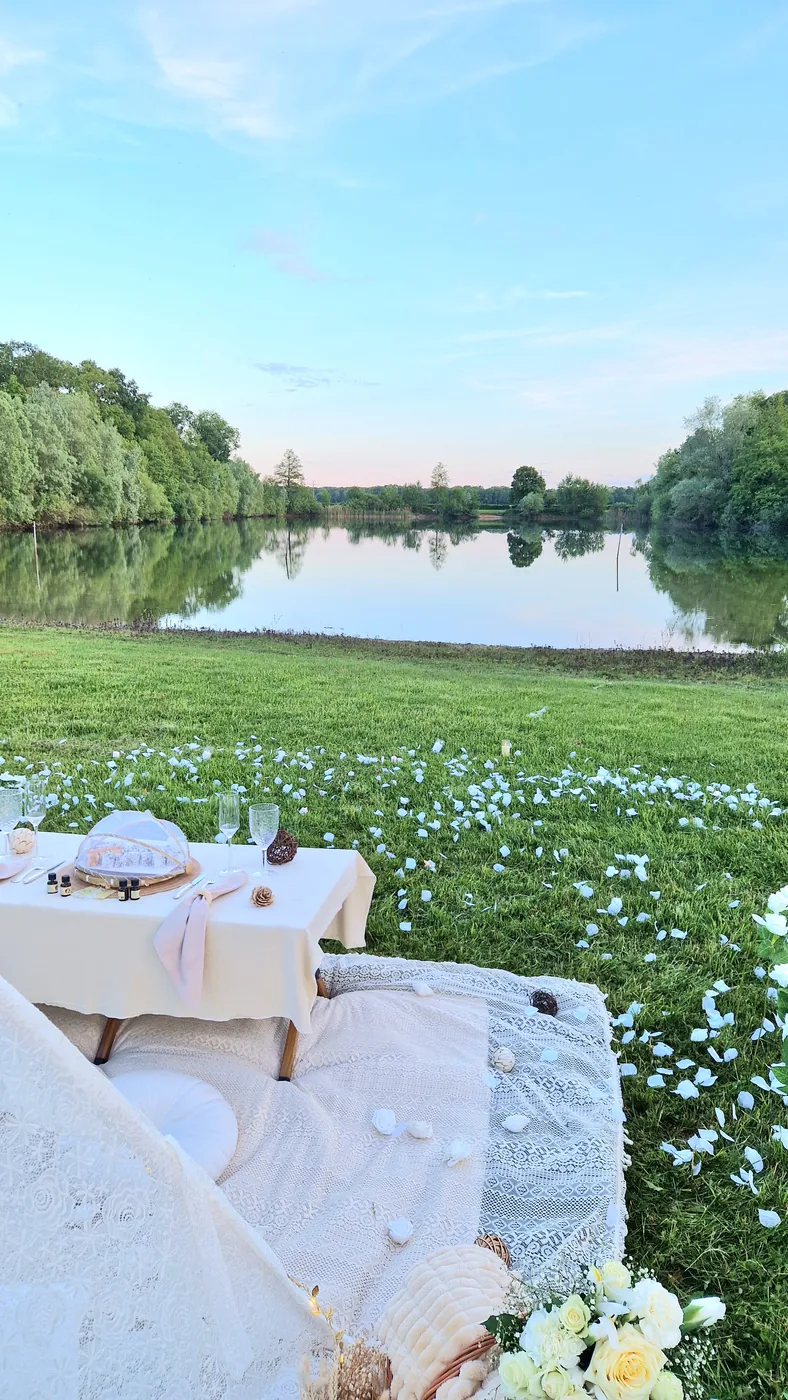 Pique-nique romantique sur l'herbe — photo 7