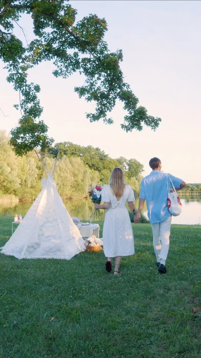 Pique-nique romantique sur l'herbe — photo 5