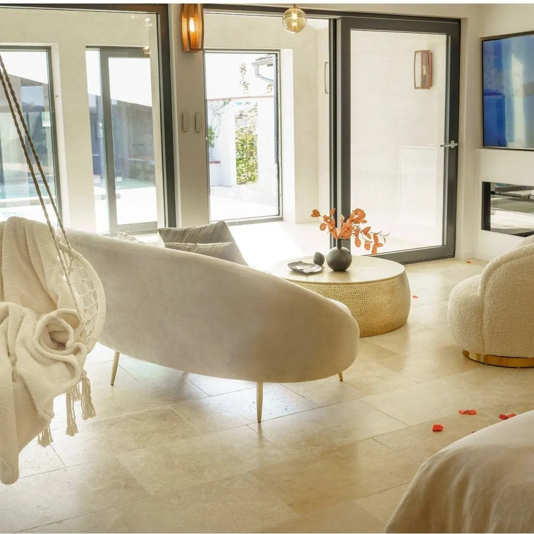 Romantische Inszenierung in einem privaten Loft mit Whirlpool, Sauna und Hammam