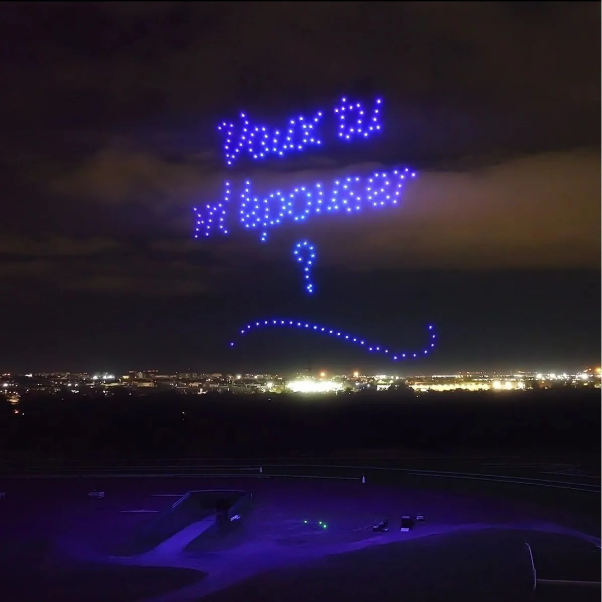 Spectacle de drones avec diner aux chandelles dans un hippodrome privatisé — demande en mariage à Strasbourg